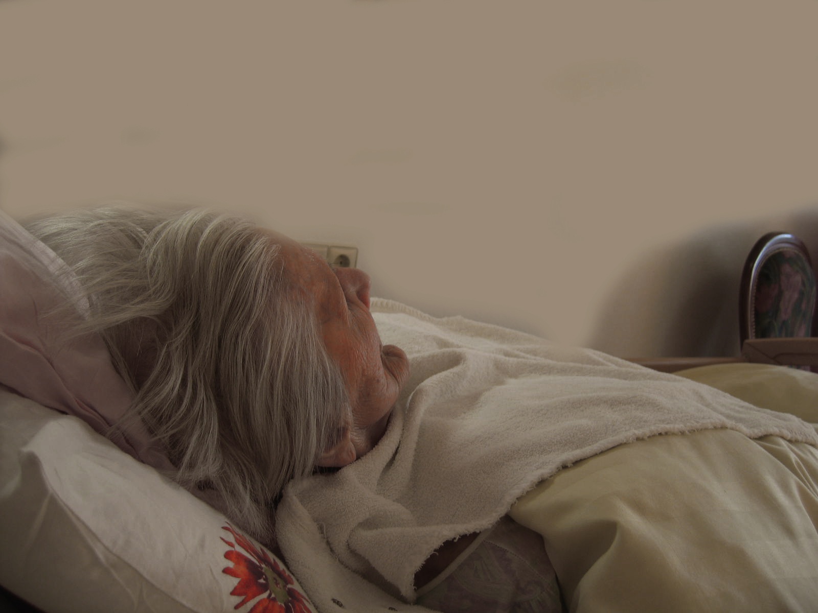 starsza kobieta w łóżku